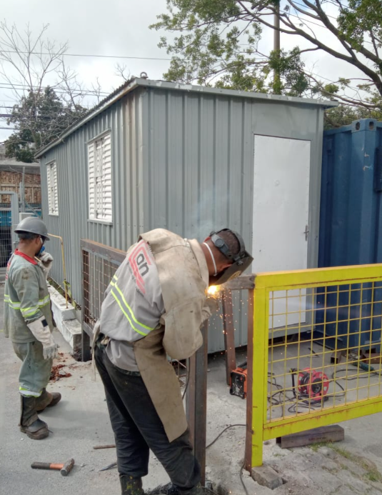 Equipe Contrast realizando manutenção em container e estrutura metálica