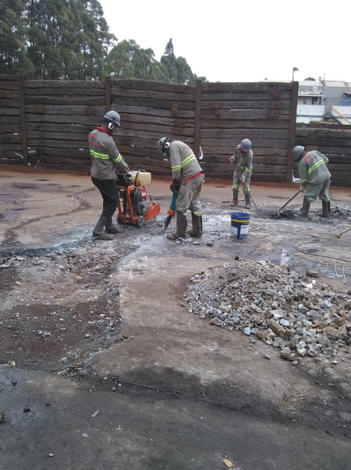 Equipe Contrast em serviço de pavimentação externa