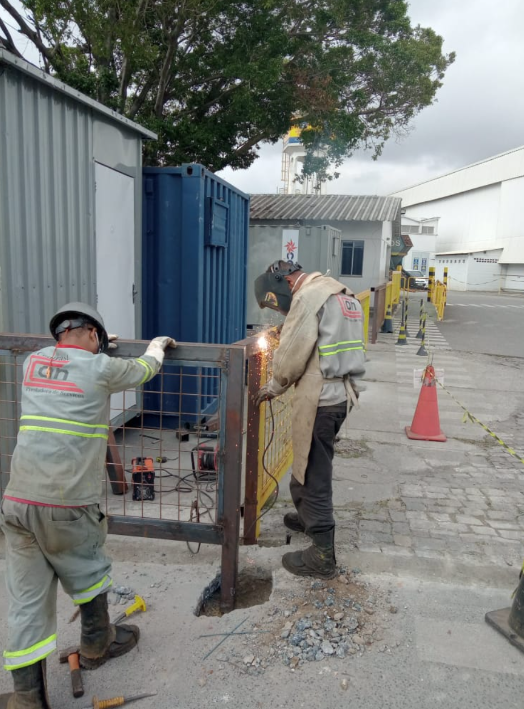 Equipe Contrast instalando gradil metálico em via industrial
