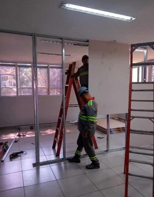 Equipe Contrast instalando estrutura de drywall