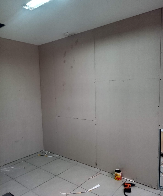 Sala finalizada após execução de gesso pela Contrast