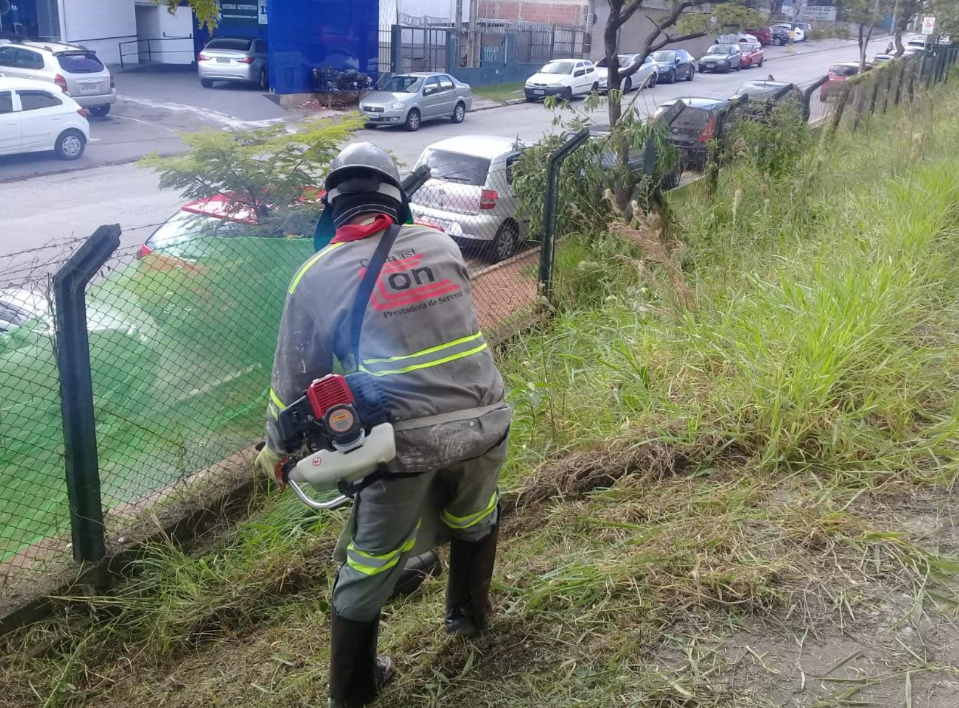 Serviço de roçagem em área externa executado pela Contrast